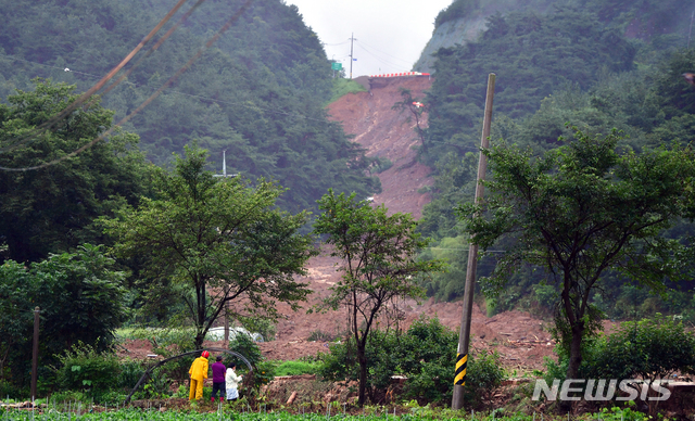 [곡성=뉴시스] 류형근 기자 = 8일 오전 전남 곡성군 오산면 성덕마을 산사태 사고 현장에서 소방당국 등이 토사에 매몰된 실종자 구조작업을 하고있다. 전날 오후 8시29분께 마을 뒷편의 야산에서 흘러내린 토사가 4가구를 덮쳐 3명이 숨졌으며 2명이 매몰돼 있는 것으로 추정되고 있다. 2020.08.08.&nbsp;&nbsp;&nbsp; hgryu77@newsis.com