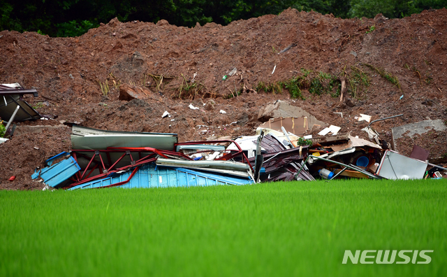 [곡성=뉴시스] 류형근 기자 = 8일 오전 전남 곡성군 오산면 성덕마을 산사태 사고 현장에서 소방당국 등이 토사에 매몰된 실종자 구조작업을 하고있다. 전날 오후 8시29분께 마을 뒷편의 야산에서 흘러내린 토사가 4가구를 덮쳐 3명이 숨졌으며 2명이 매몰돼 있는 것으로 추정되고 있다. 2020.08.08.&nbsp; hgryu77@newsis.com