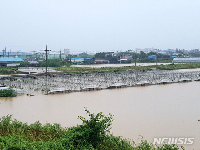 [나주=뉴시스]이창우 기자 = 8일 전남 지역에 호우경보가 발령된 가운데 이틀 연속 폭우가 쏟아진 나주 지역 곳곳에서 침수 피해가 발생했다. 사진은 배수펌프장 용량 초과로 침수된 나주 금천면의 한 농경지. 나주 지역은 전날 누적 강수량 284.5㎜를 기록했다. 2020.08.08.&nbsp;&nbsp; lcw@newsis.com