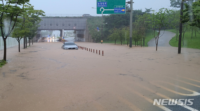 [전주=뉴시스] 김얼 기자 = 연이은 폭우가 쏟아져 내린 8일 전북 전주시 혁신도시 지하차도에 한 차량이 침수돼 있다. 2020.08.08. pmkeul@newsis.com