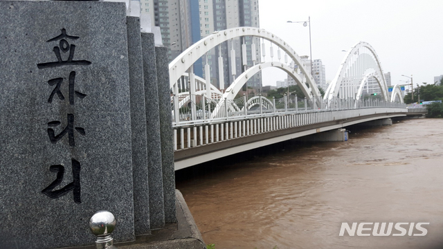 [전주=뉴시스] 김얼 기자 = 연이은 폭우가 쏟아져 내린 8일 전북 전주시 효자동 일대의 삼천천이 많은 양의 빗물로 높은 수위를 보이고 있다. 2020.08.08. pmkeul@newsis.com