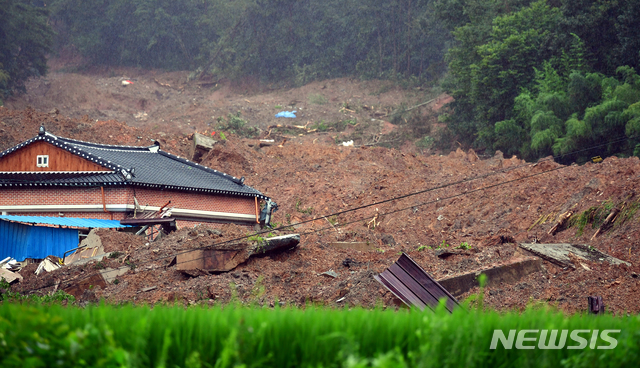 [곡성=뉴시스] 류형근 기자 = 8일 오전 전남 곡성군 오산면 성덕마을 산사태 사고 현장에서 소방당국 등이 토사에 매몰된 실종자 구조작업을 하고있다. 전날 오후 8시29분께 마을 뒷편의 야산에서 흘러내린 토사가 4가구를 덮쳐 4명이 숨졌으며 1명이 매몰돼 있는 것으로 추정되고 있다. 2020.08.08.&nbsp; hgryu77@newsis.com