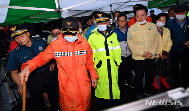 [곡성=뉴시스] 류형근 기자 = 8일 오전 전남 곡성군 오산면 성덕마을 입구에서 김영록 전남도지사와 김재규 전남경찰청장이 산사태 매몰사고 구조 현황을 듣고 있다. 지난 7일 오후 8시29분께 마을 뒷편의 야산에서 흘러내린 토사가 4가구를 덮쳐 4명이 숨졌으며 1명이 매몰돼 있는 것으로 추정되고 있다. 2020.08.08.&nbsp;&nbsp;&nbsp; hgryu77@newsis.com