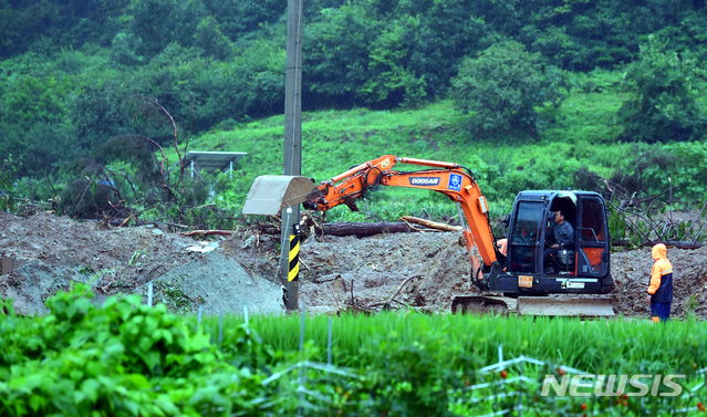 [곡성=뉴시스] 류형근 기자 = 8일 오전 전남 곡성군 오산면 성덕마을 산사태 사고 현장에서 소방당국 등이 토사에 매몰된 실종자 구조작업을 하고있다. 전날 오후 8시29분께 마을 뒷편의 야산에서 흘러내린 토사가 4가구를 덮쳐 4명이 숨졌으며 1명이 매몰돼 있는 것으로 추정되고 있다. 2020.08.08.&nbsp; hgryu77@newsis.com