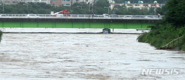 [전주=뉴시스] 김얼 기자 = 연이은 폭우가 쏟아져 내린 8일 전북 전주시 완산구 효자동 일대의 삼천천이 넘실대고 있다. 2020.08.08. pmkeul@newsis.com