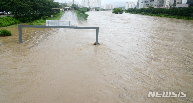 [전주=뉴시스] 김얼 기자 = 연이은 폭우가 쏟아져 내린 8일 전북 전주시 완산구 효자동 일대의 삼천천이 넘실대고 있다. 2020.08.08.pmkeul@newsis.com