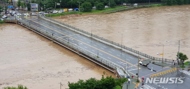 [전주=뉴시스] 김얼 기자 = 연이은 폭우가 쏟아져 내린 8일 전북 전주시 완산구 마전교가 안전상의 이유로 통제되고 있다. 2020.08.08. (사진=독자제공)pmkeul@newsis.com