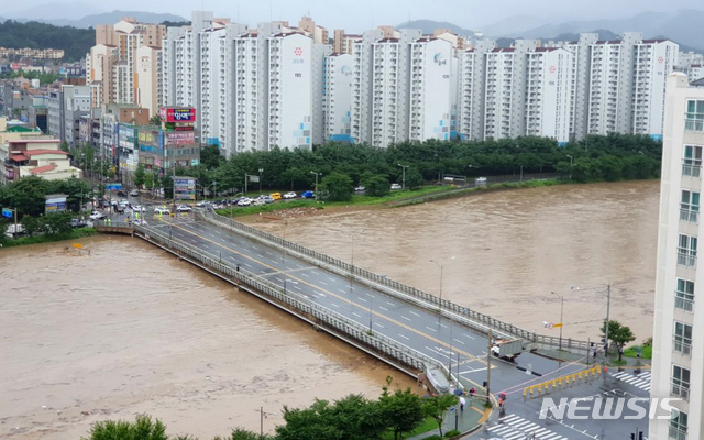 [전주=뉴시스] 김얼 기자 = 연이은 폭우가 쏟아져 내린 8일 전북 전주시 완산구 마전교가 안전상의 이유로 통제되고 있다. 2020.08.08. (사진=독자제공)pmkeul@newsis.com
