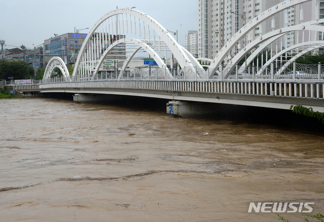 [전주=뉴시스] 김얼 기자 = 연이은 폭우가 쏟아져 내린 8일 전북 전주시 완산구 효자동 일대의 삼천천이 넘실대고 있다. 2020.08.08.pmkeul@newsis.com