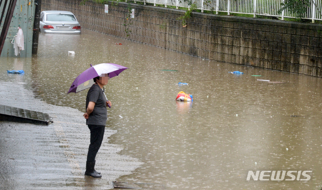 [전주=뉴시스] 김얼 기자 = 연이은 폭우가 쏟아져 내린 8일 전북 전주시 완산구 신촌3길이 빗물에 잠겨 도로가 유실돼 있다. 2020.08.08.pmkeul@newsis.com