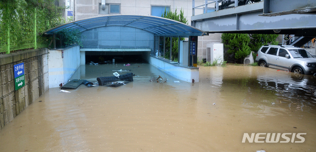 [전주=뉴시스] 김얼 기자 = 연이은 폭우가 쏟아져 내린 8일 전북 전주시 완산구 중화산동의 한 주차장이 빗물로 가득 차 있다. 2020.08.08. pmkeul@newsis.com