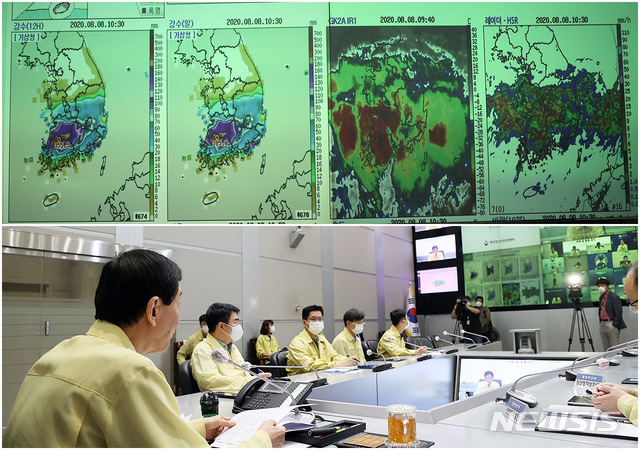 [서울=뉴시스] 고범준 기자 = 진영 중앙재난안전대책본부장(행안부 장관)이 8일 오전 서울 종로구 세종대로 정부서울청사 서울상황센터에서 중앙부처 및 17개 시도 부단체장과 집중호우 대처 피해상황 긴급 점검 영상회의를 주재하고 있다. (사진=행정안전부 제공) 2020.08.08.&nbsp; photo@newsis.com
