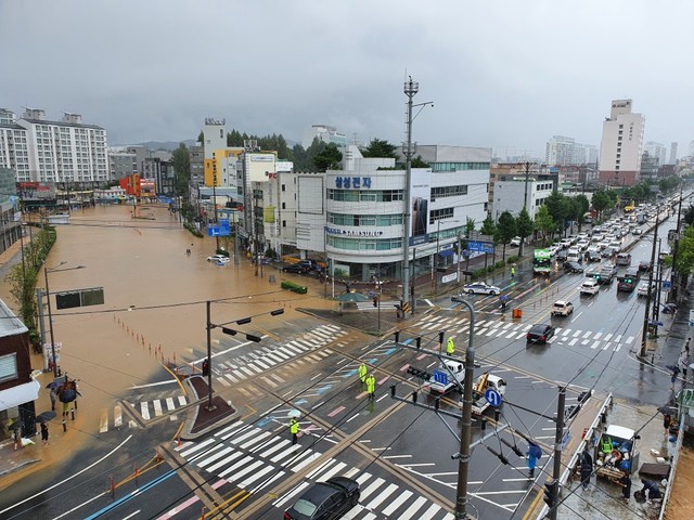[광주=뉴시스] 구용희 기자 = 지난 7일부터 광주 지역에 기록적 폭우가 쏟아지는 가운데 북구 신안동 도로가 침수돼 경찰이 일대를 통제하는 모습. 2020.08.08. (사진 = 광주 북구 제공) persevere9@newsis.com