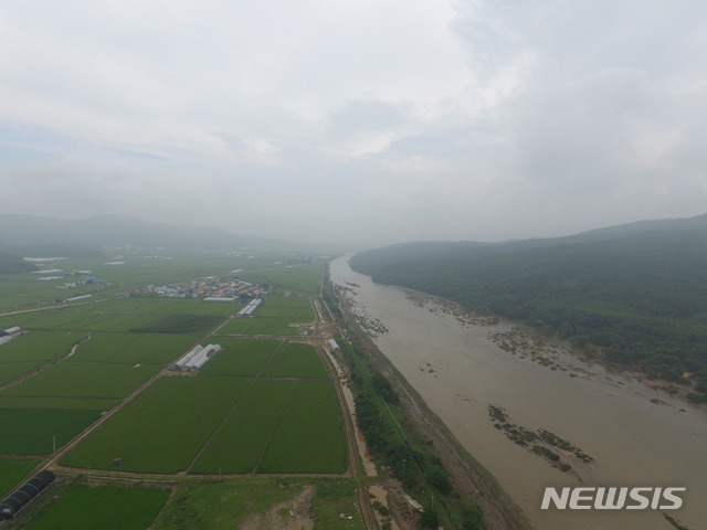 [철원=뉴시스] 김경목 기자 = 8일 오전 강원 철원군 동송읍 이길리와 흙탕물이 흐르는 한탄강이 보인다. 2020.08.08. photo31@newsis.com
