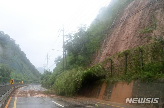 [전주=뉴시스] 김얼 기자 = 연이은 폭우로 전북지역에 호우 경보가 발령된 8일 전북 전주시 덕진구 동부대로에서 산사태가 일어나 도로가 유실돼 있다. 2020.08.08.pmkeul@newsis.com