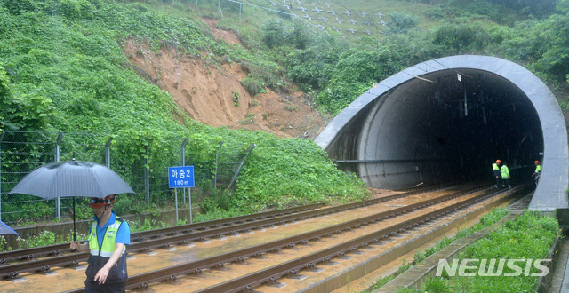 [전주=뉴시스] 김얼 기자 = 연이은 폭우로 전라선 열차 운행이 중단된 8일 전북 전주시 아중 2터널 인근에 산사태가 발생해 선로가 유실돼 있다. 2020.08.08.pmkeul@newsis.com