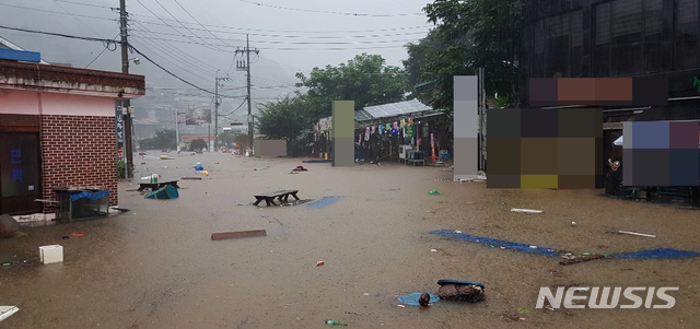 [구례=뉴시스] 신대희 기자 = 이틀간 기록적인 폭우가 내린 전남 구례군 토지면 외곡리 피아골 입구가 8일 오전 침수돼 있다. (사진 = 순천소방서 제공) 2020.08.08.&nbsp; photo@newsis.com 