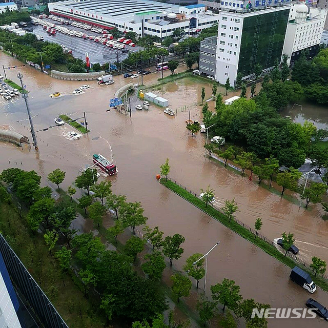 [광주=뉴시스] = 강수량 500㎜에 육박하는 폭우 이틀째인 8일 광주 광산구 첨단 모 병원 일대 도로가 빗물에 잠겨 있다. (사진 = 독자 제공) 2020.08.08. photo@newsis.com