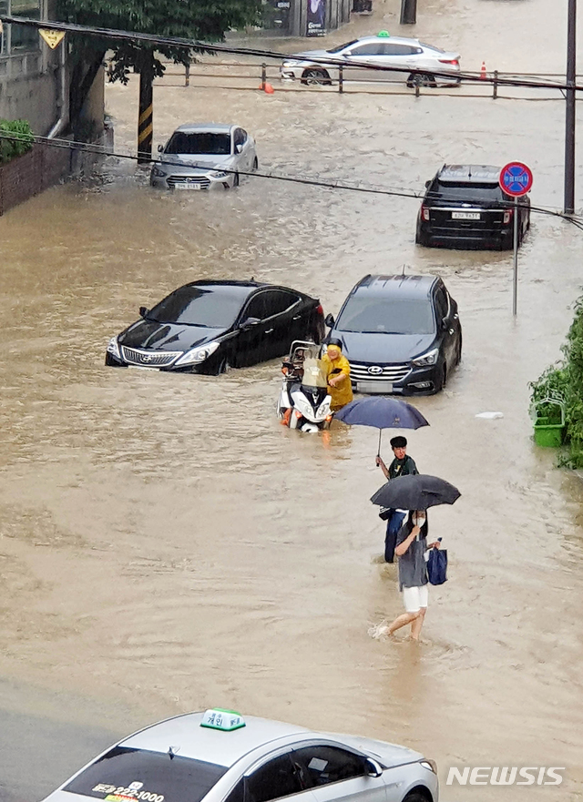 [광주=뉴시스] 신대희 기자 = 집중 호우가 쏟아진 지난 7일 광주 북구 용봉동 북구청 일대가 빗물로 잠겨 있다. (사진 = 광주 북구 제공) 2020.08.08. photo@newsis.com