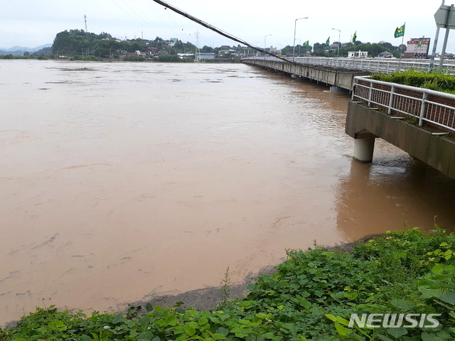 [나주=뉴시스]이창우 기자 = 연이틀 쏟아진 물폭탄에 영산강 나주 중류 구간이 범람 위기를 맞고 있다. 2020.08.08. lcw@newsis.com