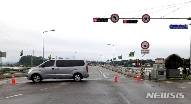 [나주=뉴시스]이창우 기자 = 연이틀 쏟아진 물폭탄에 영산강 나주 중류 구간이 범람 위기를 맞고 있는 가운데 영산대교 등에 대한 차량운행이 전면 통제되고 있다. 2020.08.08. lcw@newsis.com