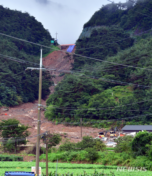 [곡성=뉴시스] 류형근 기자 = 전남 곡성의 한 마을에서 산사태로 5명이 숨진 가운데 8일 오후 곡성군 오산면 성덕마을 뒷편 야산이 파여 있다. 2020.08.08.  hgryu77@newsis.com
