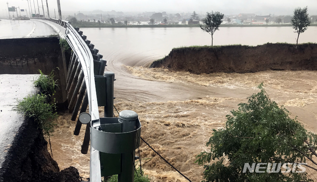 [구례=뉴시스] 8일 오후 1시10분께 전남 구례군 구례읍 봉동리 서시1교 밑의 서시천 제방이 무너져 물이 교량으로 흐르고 있다. (사진=구례군 제공). 2020.08.08. photo@newsis.com