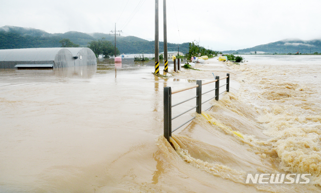 [순창=뉴시스] 김얼 기자 = 연이은 폭우로 전북지역에 호우경보가 발령된 8일 전북 순창군 외이마을이 빗물로 침수돼 있다. 2020.08.08.pmkeul@newsis.com