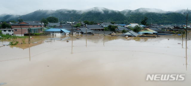 [순창=뉴시스] 김얼 기자 = 연이은 폭우로 전북지역에 호우경보가 발령된 8일 전북 순창군 외이마을이 빗물로 침수돼 있다. 2020.08.08.pmkeul@newsis.com