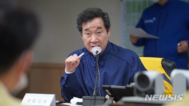 [서울=뉴시스] 고범준 기자 = 광주·전남지역의 폭우로 더불어민주당 당권주자 후보자 합동연설회가 취소된 가운데 이낙연 더불어민주당 의원이 8일 전라남도 재난안전대책본부를 방문해 재해 상황을 보고 받고 있다. 2020.08.08. (사진=이낙연 캠프 제공) photo@newsis.com