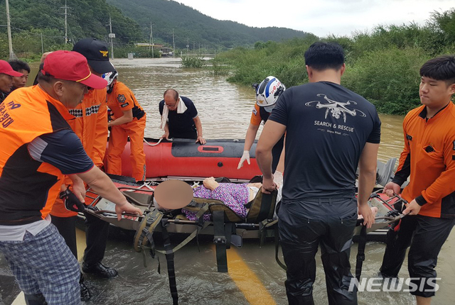 [나주=뉴시스] 변재훈 기자 = 기록적인 폭우가 이틀째 이어진 8일 오후 전남 나주시 안창동 한 노인요양원 일대에서 소방 구조대원들이 보트를 타고 고립됐던 입소환자·종사자들을 구조하고 있다. (사진=독자 제공) 2020.08.08. photo@newsis.com
