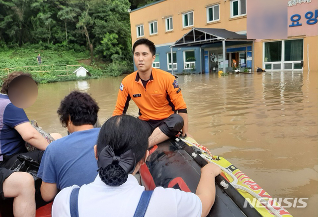 [나주=뉴시스] 변재훈 기자 = 기록적인 폭우가 이틀째 이어진 8일 오후 전남 나주시 안창동 한 노인요양원 일대에서 소방 구조대원들이 보트를 타고 고립됐던 입소환자·종사자들을 구조하고 있다. (사진=독자 제공) 2020.08.08.&nbsp;&nbsp; photo@newsis.com