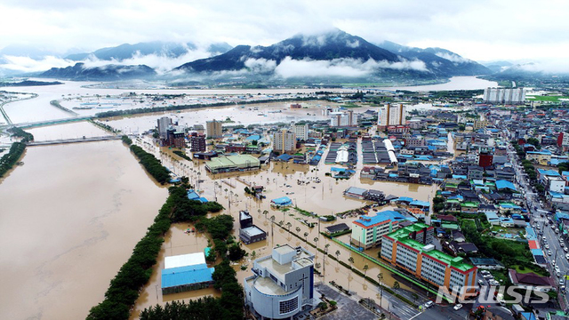 [구례=뉴시스] 폭우가 쏟아진 8일 오후 전남 구례군 구례읍이 수중도시로 바뀌어 버렸다. (사진=구례군 제공). 2020.08.08. photo@newsis.com