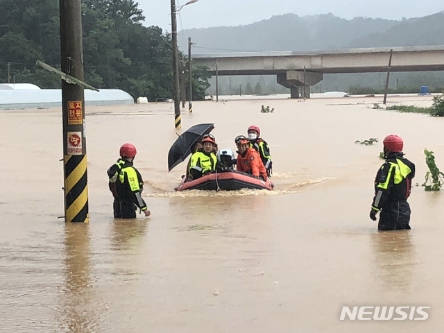 [서울=뉴시스] 고범준 기자 = 119 구조대원들이 8일 오전 광주 광산구 산막동 인근에서 보트를 타고 이재민을 구조하고 있다. (사진=소방청 제공) 2020.08.08. photo@newsis.com