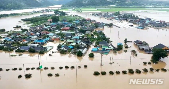 [서울=뉴시스] 고범준 기자 = 남부 지방에 집중호우가 쏟아지면서 섬진강 일부 구간 제방이 붕괴됐다. 8일 오후 전북 남원시 금지면 금곡교 인근 섬진강 제방이 무너지면서 주변 마을과 도로가 물에 잠겨 있다. (사진=전북소방본부 제공) 2020.08.08. photo@newsis.com