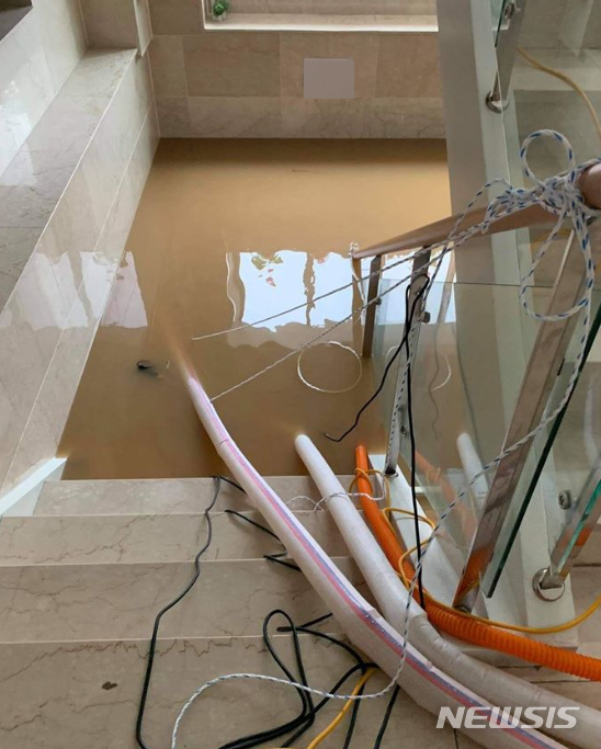 [광주=뉴시스] 변재훈 기자 = 8일 오후 7시50분께 광주 북구의 한 사설 납골당 내 지하1층 유해 안장·보관시설이 물에 잠겼다. (사진=독자 제공) 2020.08.08.&nbsp; photo@newsis.com