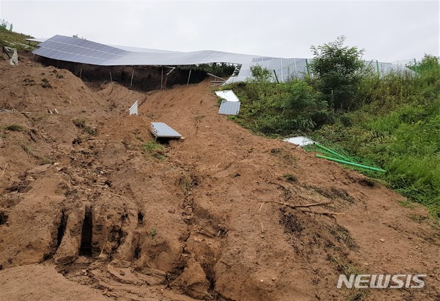 [제천=뉴시스]이병찬 기자 = 충북 제천 산비탈에서 설치된 태양광발전설비가 8일 최근 내린 큰 비에 무너져 있다. 2020.08.09.bclee@newsis.com