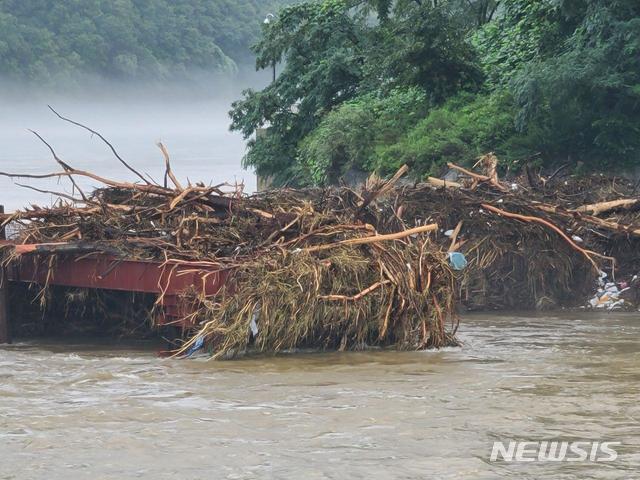 [인제=뉴시스]장경일 인턴기자 = 인제군 내린천 하류의 한 선착장이 폭우로 떠내려온 나무와 풀로 뒤덮여져 있다. 2020.08.09.jgi1988@newsis.com