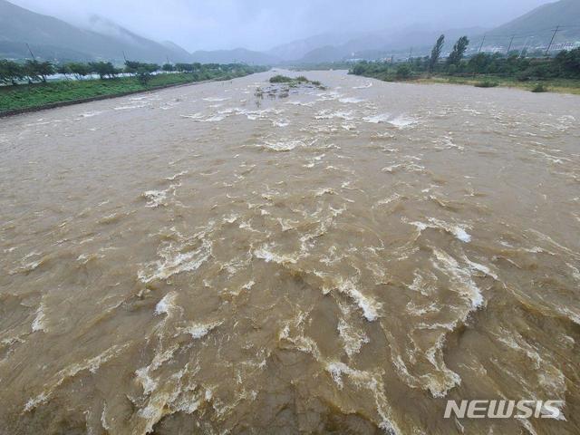 [인제=뉴시스]장경일 인턴기자 = 9일 오후 강원 영서와 산간에 호우경보가 발효 중인 가운데 인제군 내린천 하류에 폭우로 인해 강해진 물살이 흘러가고 있다. 2020.08.09.jgi1988@newsis.com