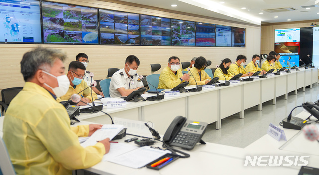 [제주=뉴시스] 제주도가 제5호 태풍 ‘장미’의 북상에 따라 9일 오전 11시 재난안전 대책본부 상황실에서 유관기관 등이 참석한 가운데 초기 상황판단회의를 개최하고 있다. (제주도 제공)