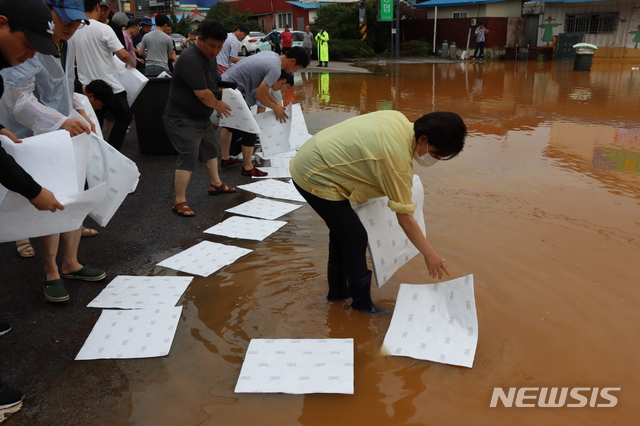 [서울=뉴시스] 폭우 피해 긴급 점검 나선 양향자 더불어민주당 의원(사진: 양향자 의원실 제공). 2020.08.09