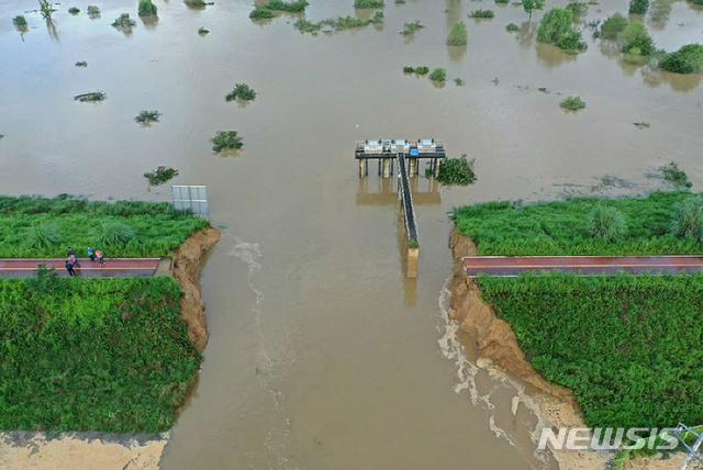 [창녕=뉴시스] 안지율 기자 = 9일 오전 4시께 경남 창녕군 이방면 우산마을 인근 낙동강 본류 제방 30m가 유실돼 인근 장천리 구학·죽전마을 등 2개 마을이 침수됐다. 이날 마을이 침수되면서 주민 156명이 인근 초등학교로 대피했으며, 인명 피해는 발생하지 않았다. (사진=경남도 제공) 2020.08.09.  photo@newsis.com 