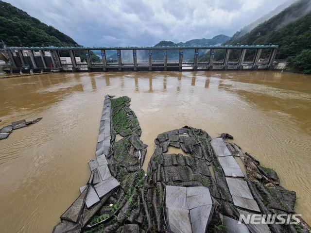 [춘천=뉴시스]김태겸 기자 = 9일 오후 강원 춘천시 서면 의암댐 인근 신연교 교각에 6일 의암댐에서 사고로 전복된 선박이 고정작업을 하려던 수초섬이 걸려 있다. 2020.08.09.patk21@newsis.com