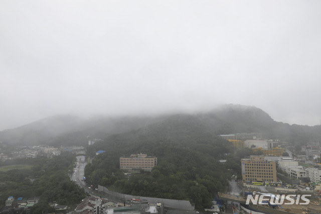 [서울=뉴시스] 박민석 기자 = 여름 장마가 이어지고 있는 9일 오전 서울 중구 충무로에서 본 N서울타워가 운무에 가려져 있다. 2020.08.09.&nbsp; mspark@newsis.com