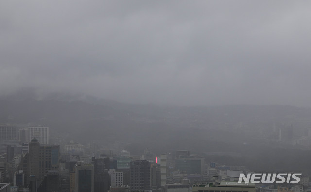 [서울=뉴시스] 박민석 기자 = 여름 장마가 이어지고 있는 지난 9일 오전 서울 중구 충무로에서 본 북한산 자락이 운무에 가려져 있다. 2020.08.09. mspark@newsis.com