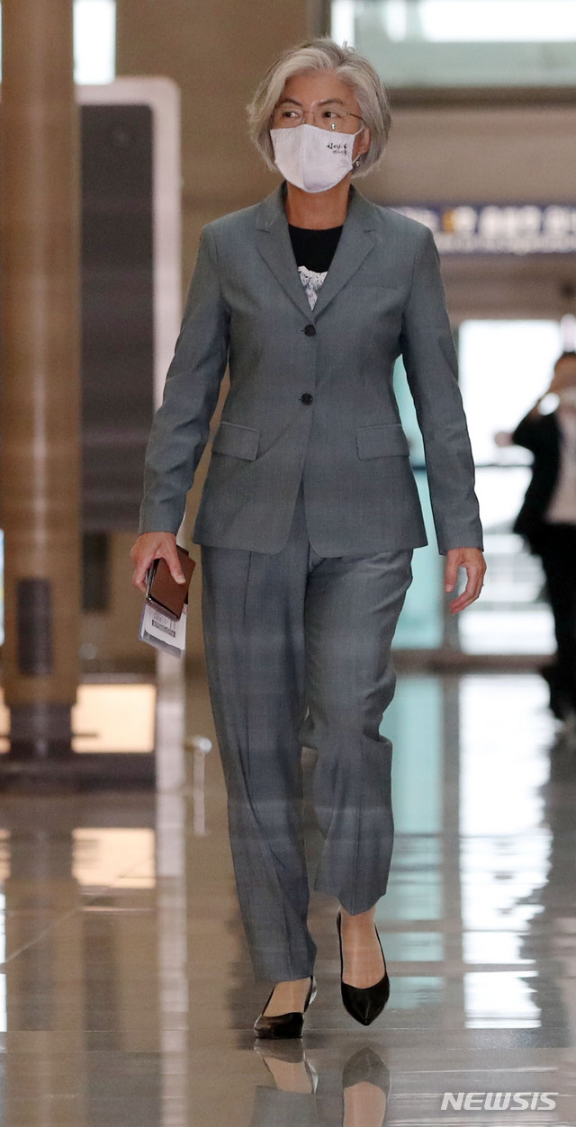 [인천공항=뉴시스] 박미소 기자 = 강경화 외교부 장관이 독일 베를린에서 열리는 한-독 외교장관 전략대화에 참석하기 위해 9일 오전 인천국제공항 1터미널을 통해 출국하고 있다. 2020.08.09. misocamera@newsis.com