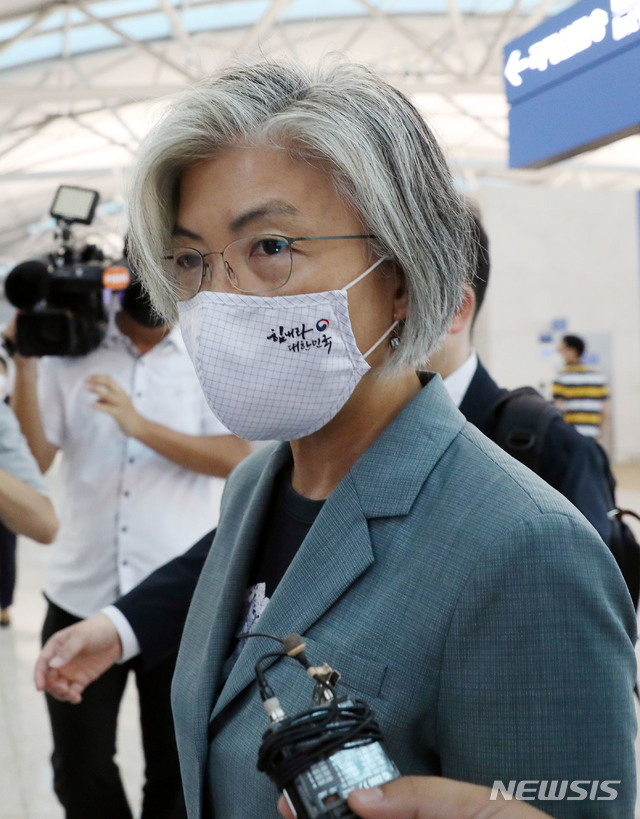 [인천공항=뉴시스] 박미소 기자 = 강경화 외교부 장관이 독일 베를린에서 열리는 한-독 외교장관 전략대화에 참석하기 위해 9일 오전 인천국제공항 1터미널을 통해 출국하고 있다. 2020.08.09. misocamera@newsis.com