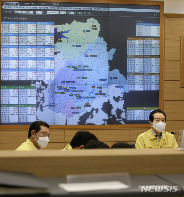 [서울=뉴시스] 정세균 국무총리가 9일 오전 광주 서구 영산강 홍수통제소를 찾아 집중호우 피해 현장점검을 하고 있다. (사진=총리실 제공) 2020.08.09. photo@newsis.com