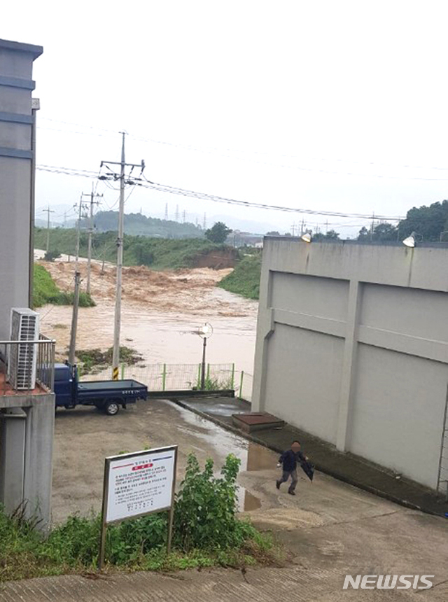 [나주=뉴시스]이창우 기자 = 영산강 대홍수로 지난 8일 오후 봉황천 제방이 붕괴돼 강물이 밀려들자 나주 영산동 배수펌프장 관리인이 황급히 몸을 피하고 있다. (사진=독자 제공) 2020.08.09. photo@newsis.com