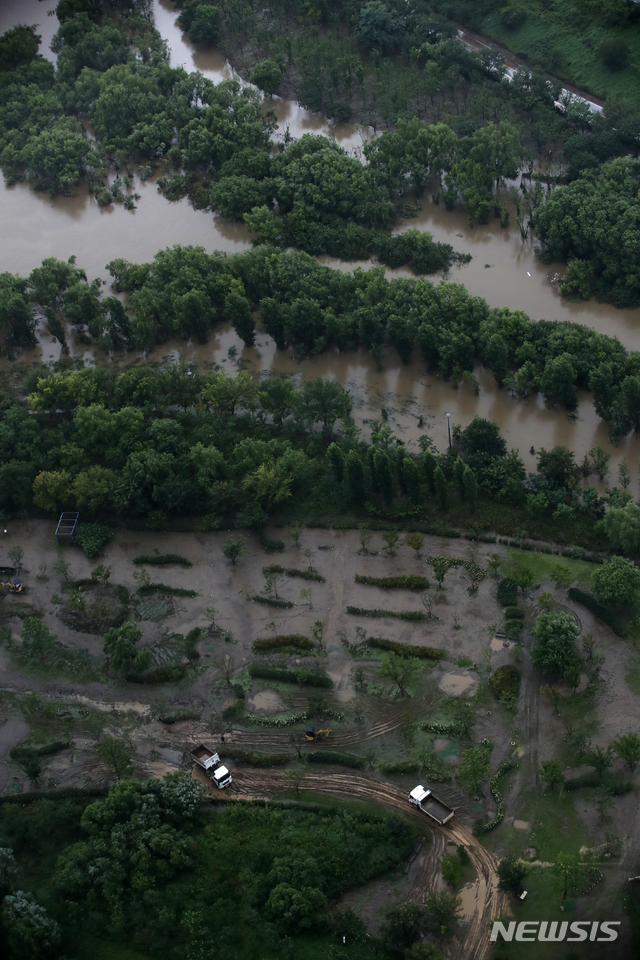 [서울=뉴시스] 조수정 기자 = 서울 호우경보가 발효된 9일 토사가 흘러내린 서울 여의도 한강공원에서 차량과 포크레인이 복구작업을 하고 있다. 2020.08.09. chocrystal@newsis.com